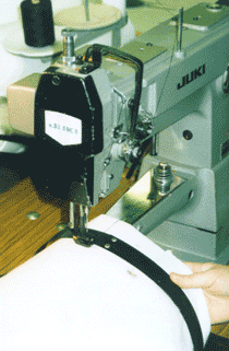 Специализированная швейная машина фирмы «JUKI» для вшивания колец, пришивки буртиков и т.п.